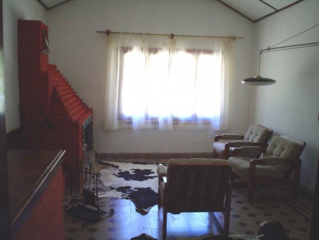 estar con estufa a leña casa azul